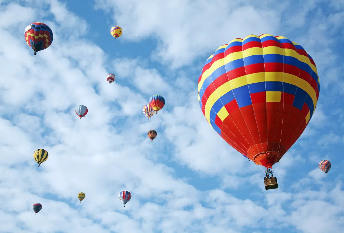 Montgolfières — ballons à air chaud en vol