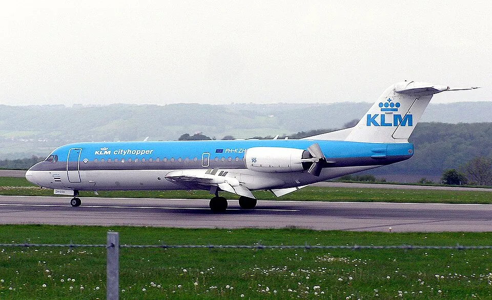Inverseur de poussée déployé sur un Fokker 70 KLM à l'atterrissage