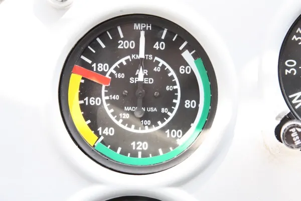 Anémomètre réel — cadran d'un Cessna 172