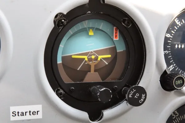 Horizon artificiel réel — cadran d'un Cessna 172