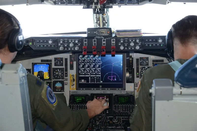Glass cockpit KC-135 — écrans numériques et instruments traditionnels
