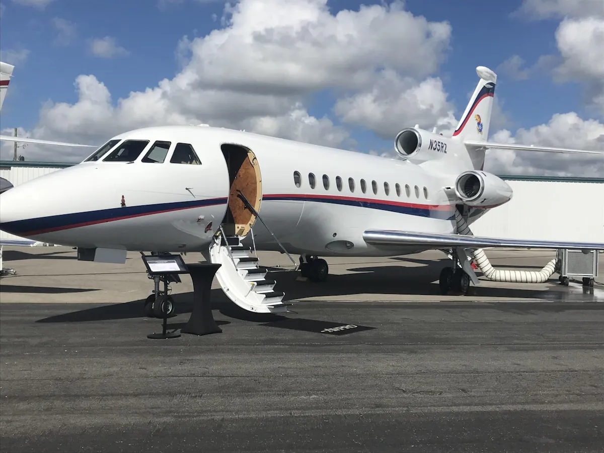Dassault Falcon 900 sur l'aire de stationnement lors d'un salon aéronautique, escalier d’accès déployé