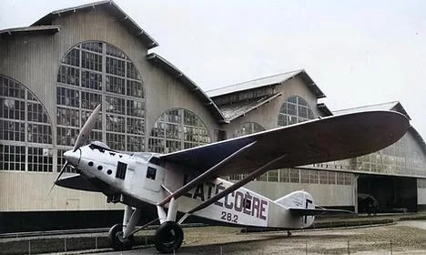Latécoère 28 devant un hangar