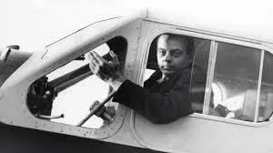 Antoine de Saint-Exupéry dans le cockpit d'un avion