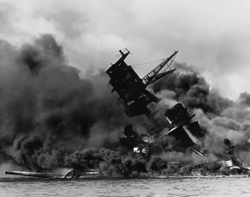 USS Arizona en feu après l’attaque de Pearl Harbor, 7 décembre 1941
