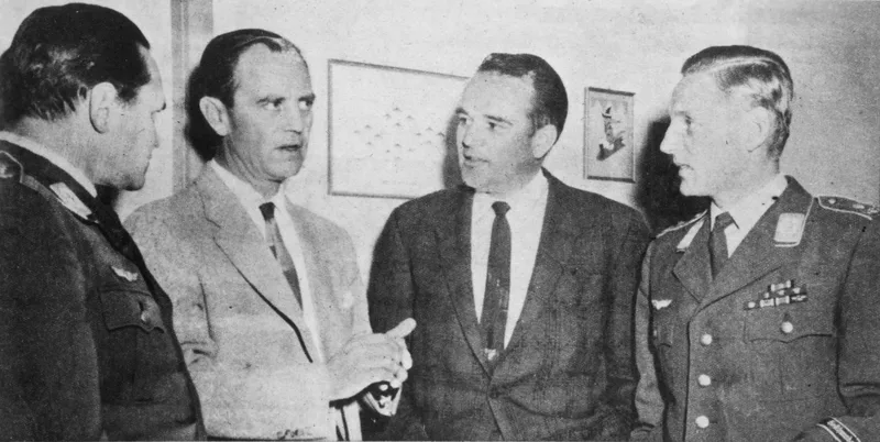 Erich Hartmann (à droite) rencontrant des pilotes américains, 1963