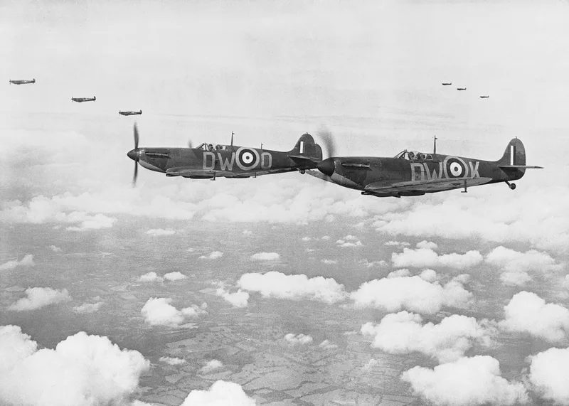 Spitfires du 610 Squadron RAF en formation au-dessus de l'Angleterre, juillet 1940