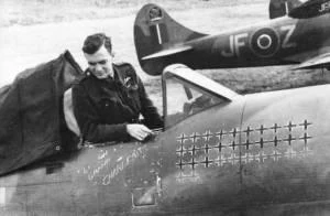 Pierre Clostermann dans le cockpit de son Spitfire, victoires peintes sur le fuselage