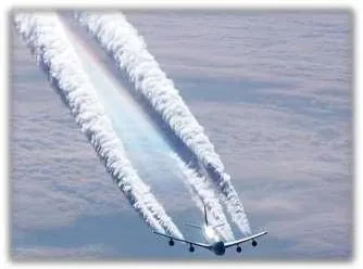 Traînée de condensation derrière un avion