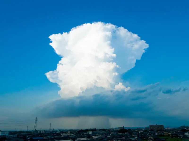 Photographie d'un cumulonimbus en forme d'enclume avec précipitations