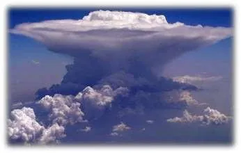 Cumulonimbus vu de loin avec enclume caractéristique