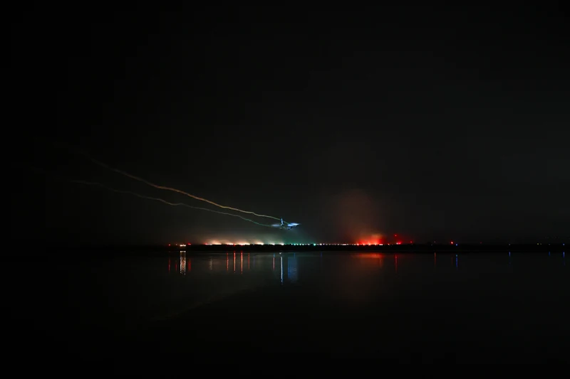 Atterrissage d'un A321neo par brouillard sur la piste de Boston Logan — visibilité fortement réduite, feux d'axe de piste à peine visibles