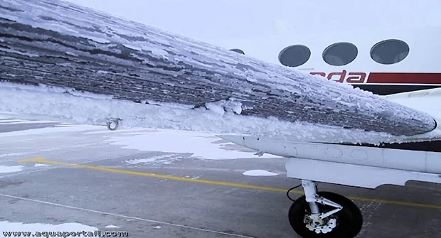 Accumulation de glace et de neige sur l'aile d'un avion léger sur le tarmac — exemple de givrage structurel au sol avant décollage