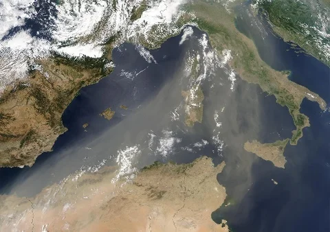 Vue satellite du bassin méditerranéen montrant le panache de poussière saharienne transporté par le Sirocco (plume brune sur la mer)